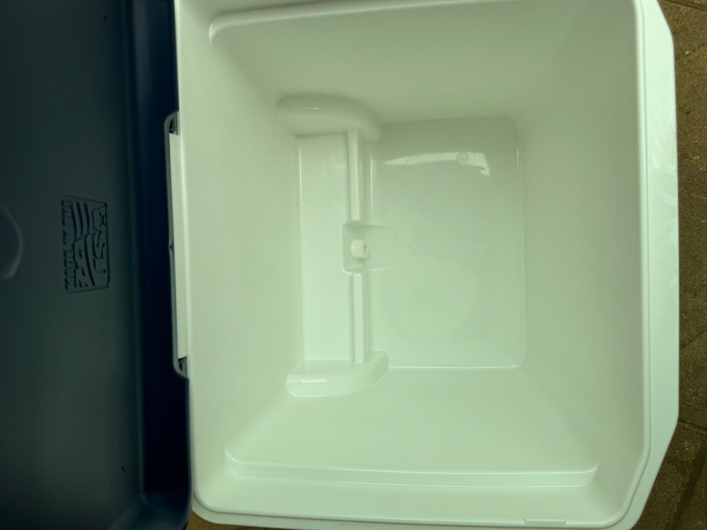 Igloo MaxCold 62QT Latitude Roller Cooler Navy 58 Litre Wheeled Camping Ice Box