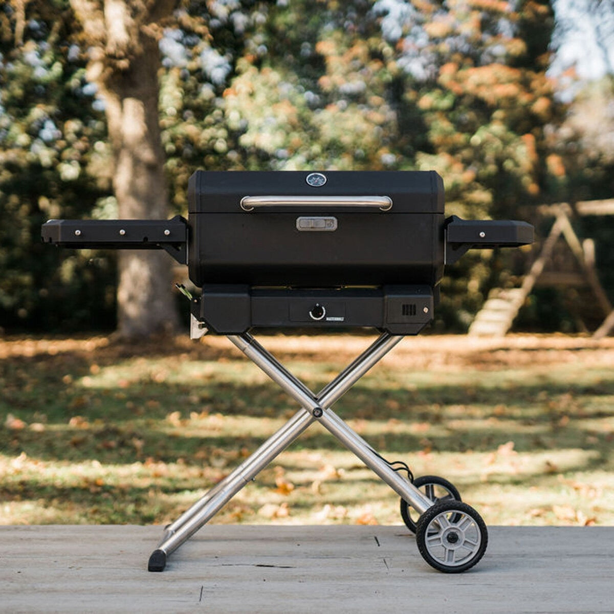 Masterbuilt Portable Charcoal BBQ Smoker with Cart 199sq in Lockable Lid