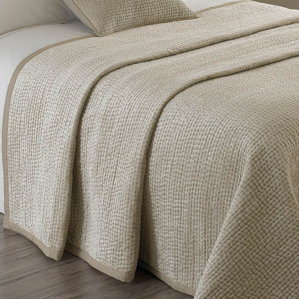Paoletti Brooklands Quilted King Bedspread Champagne Velvet-Look 240 x 250cm