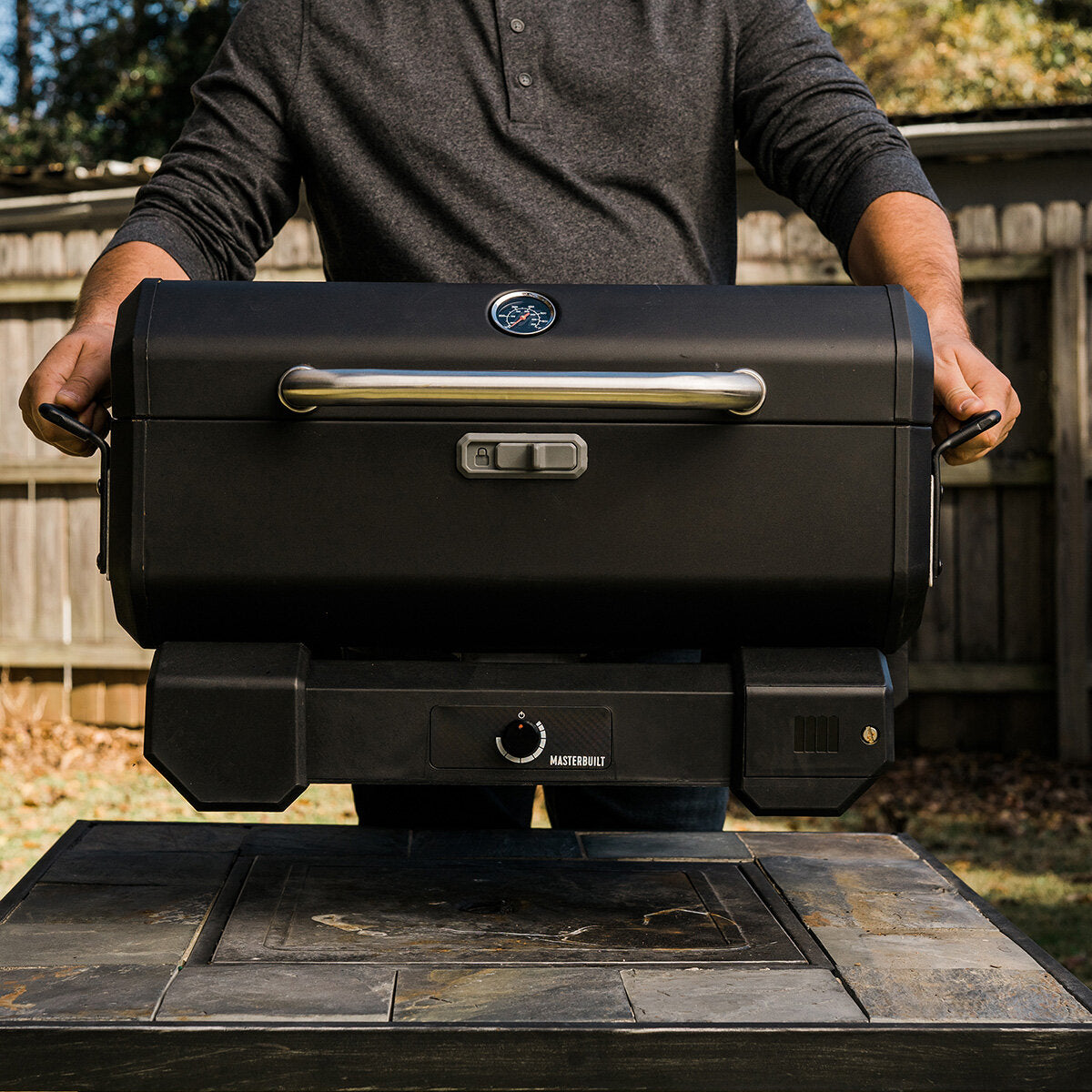 Masterbuilt Portable Charcoal BBQ Smoker with Cart 199sq in Lockable Lid