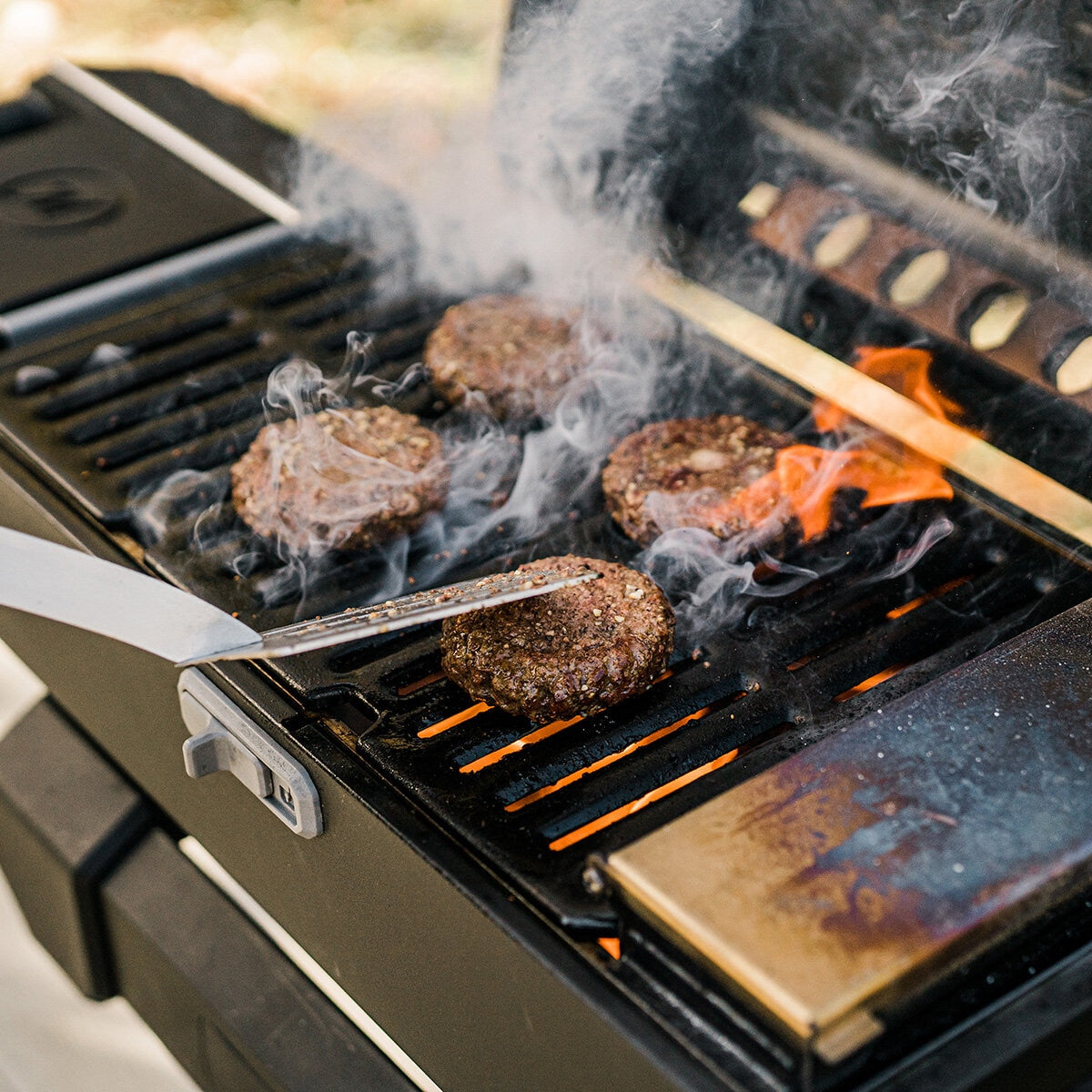 Masterbuilt Portable Charcoal BBQ Smoker with Cart 199sq in Lockable Lid
